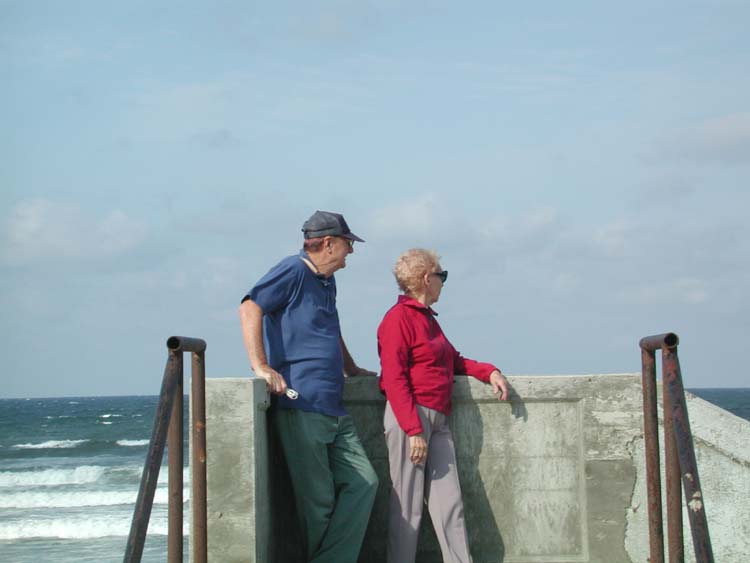 Mom and Dad on steps close up.jpg 36.4K